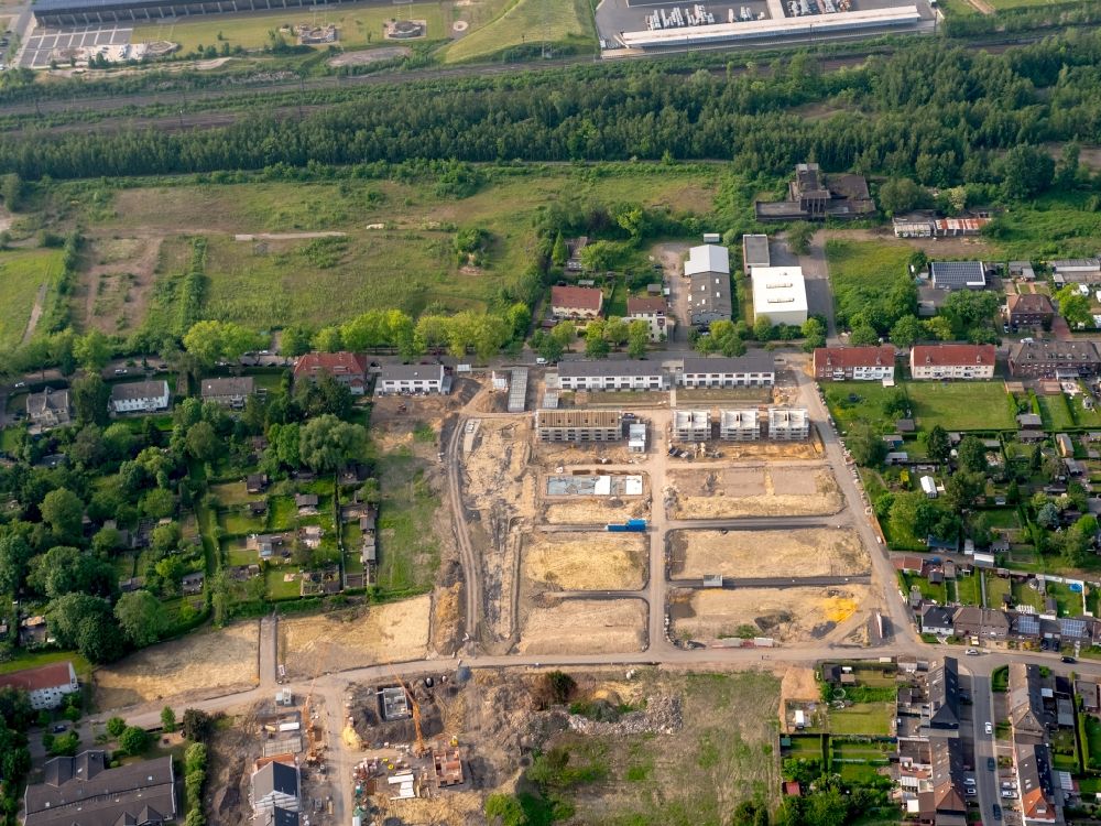 Gelsenkirchen from the bird's eye view: Construction site for the new building of row houses and a residential area in the South of Almastrasse in Gelsenkirchen in the state of North Rhine-Westphalia. The area is being developed by Vista Reihenhaus GmbH & Co.KG