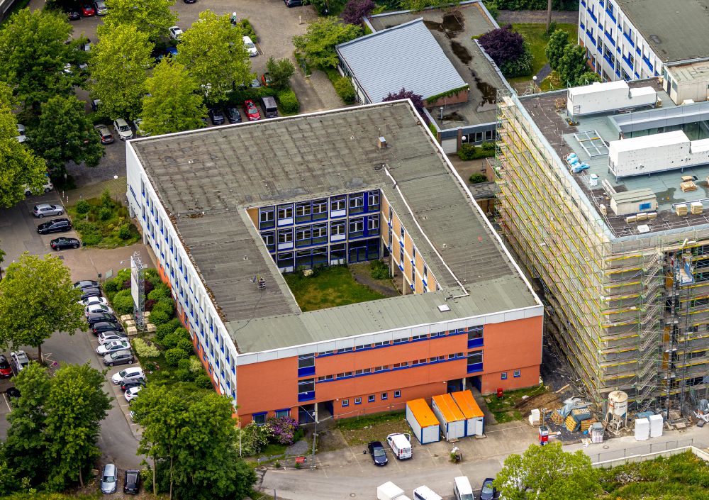 Aerial photograph Arnsberg - New construction site of the school building Berufskolleg Berliner Platz on Berliner Platz in the district Huesten in Arnsberg in the state North Rhine-Westphalia, Germany