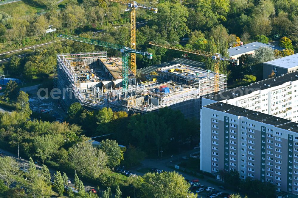 Aerial photograph Berlin - New construction site of the school building Am Breiten Luch on street Falkenberger Chaussee Ecke Wartenberger Strasse in the district Hohenschoenhausen in Berlin, Germany