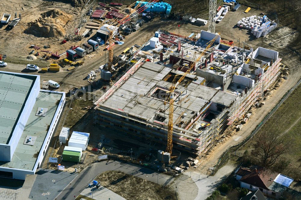 Aerial photograph Stahnsdorf - New construction site of the school building CAMPUS LINDENHOF-GRUNDSCHULE on street Muehlenstrasse in Stahnsdorf in the state Brandenburg, Germany