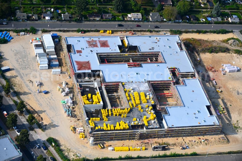 Berlin from the bird's eye view: New construction site of the school building Clay-Oberschule on Neudecker Weg and August-Froehlich-Strasse in Berlin, Germany