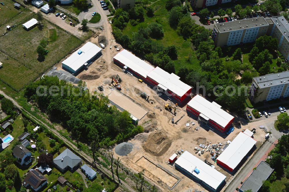 Aerial image Hellersdorf - Construction site for the new construction of the school building - school container as a compartment school on Hildestrasse - Louis-Lewin-Strasse in Hellersdorf in the state Brandenburg, Germany