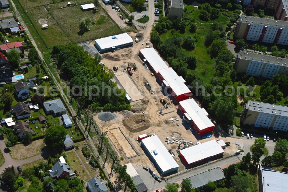 Aerial photograph Hellersdorf - Construction site for the new construction of the school building - school container as a compartment school on Hildestrasse - Louis-Lewin-Strasse in Hellersdorf in the state Brandenburg, Germany