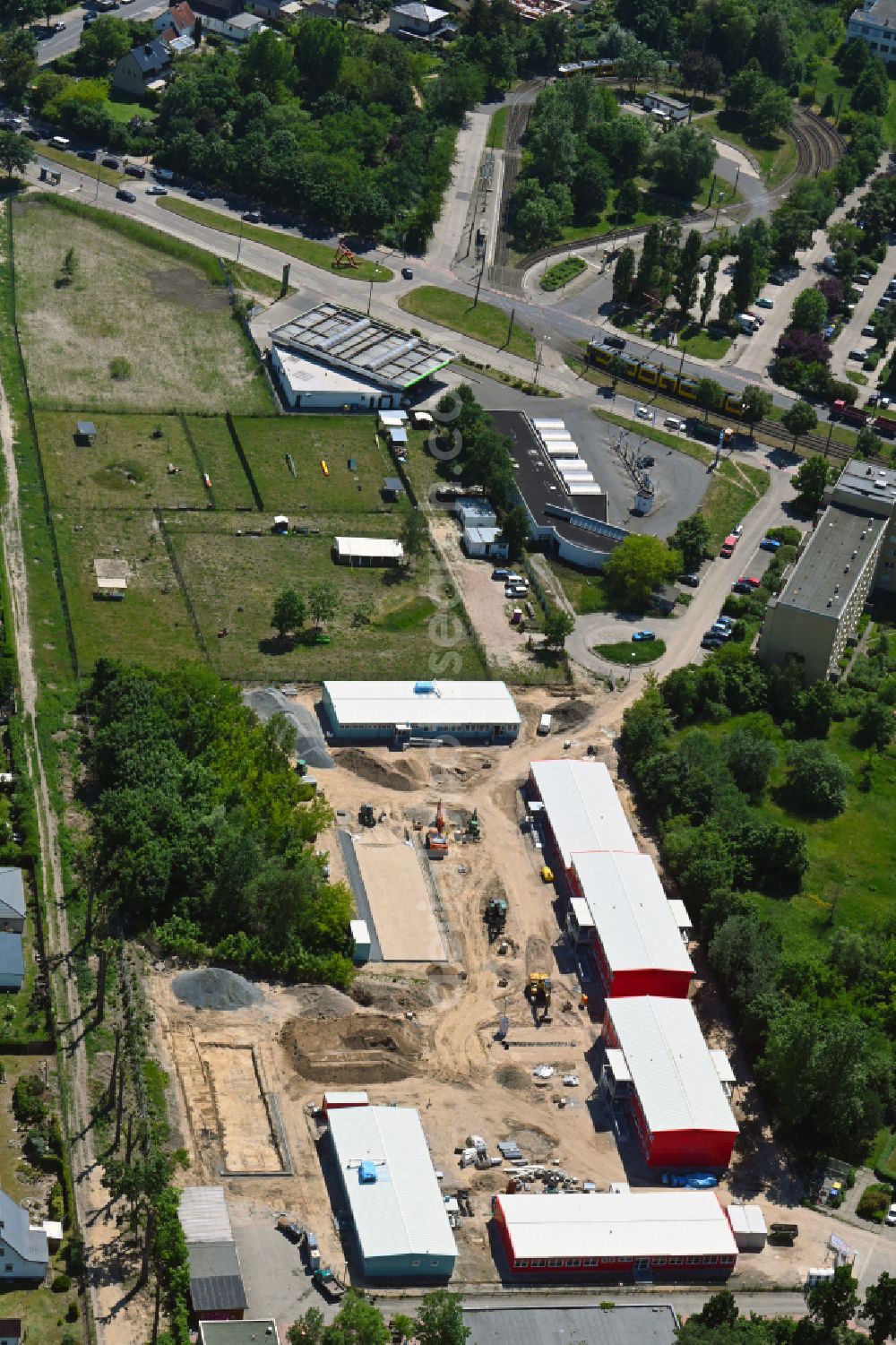 Hellersdorf from the bird's eye view: Construction site for the new construction of the school building - school container as a compartment school on Hildestrasse - Louis-Lewin-Strasse in Hellersdorf in the state Brandenburg, Germany