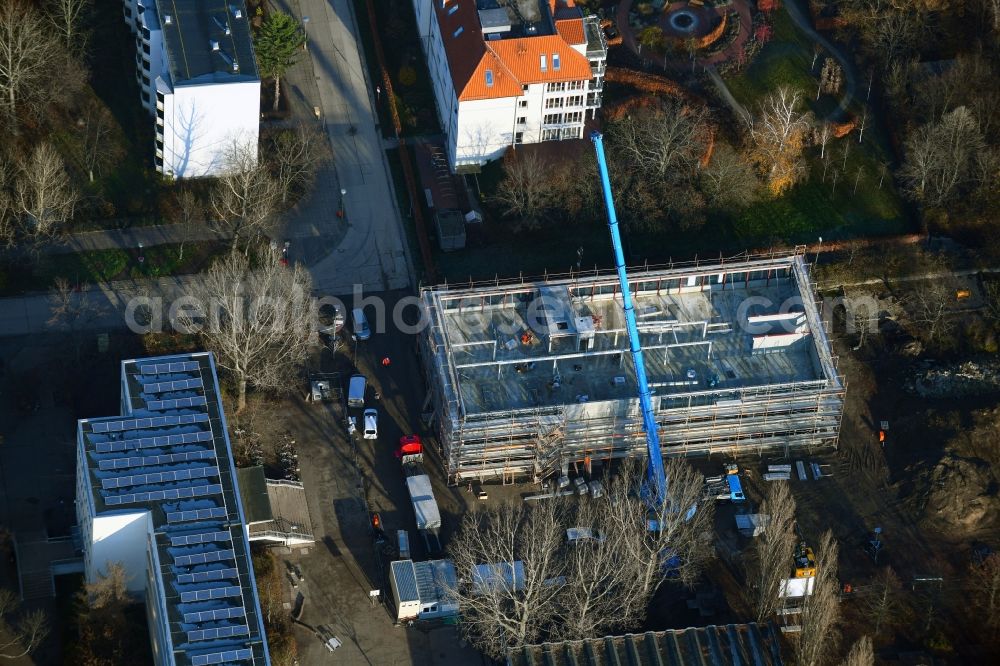 Aerial image Berlin - New construction site of the school building in the form of an extension construction for the Grundschule auf dem lichten Berg on Atzpodienstrasse in the district Lichtenberg in Berlin, Germany