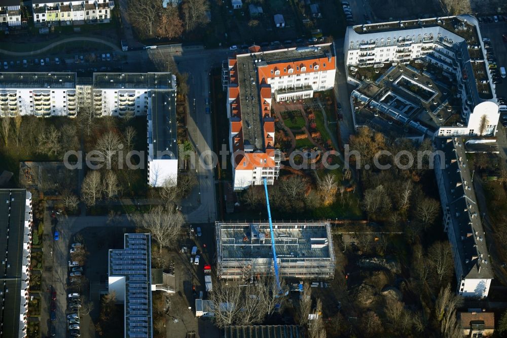 Aerial photograph Berlin - New construction site of the school building in the form of an extension construction for the Grundschule auf dem lichten Berg on Atzpodienstrasse in the district Lichtenberg in Berlin, Germany