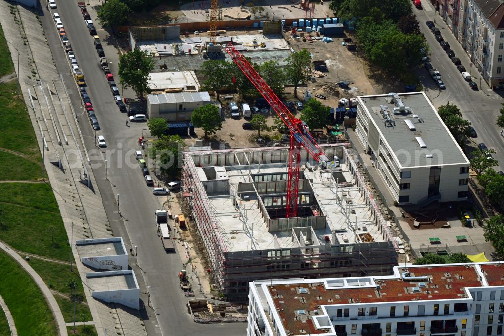 Berlin from the bird's eye view: New construction site of the school building 48. Grundschule on street Conrad-Blenkle-Strasse in the district Prenzlauer Berg in Berlin, Germany