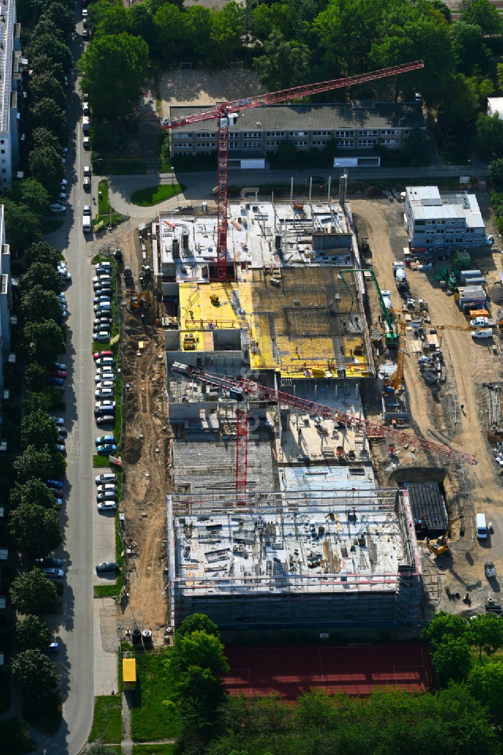 Aerial image Berlin - New construction site of the school building Gymnasium with Sporthalle on street Erich-Kaestner-Strasse - Peter-Huchel-Strasse in the district Hellersdorf in Berlin, Germany
