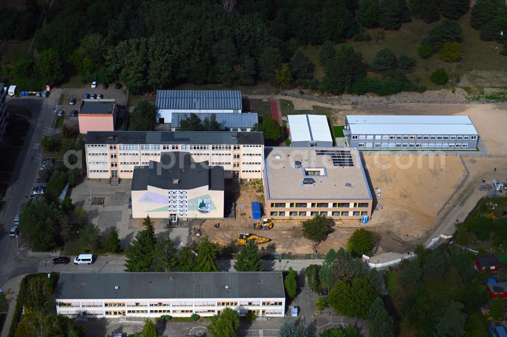 Aerial photograph Strausberg - New construction site of the school building of Hort am Waeldchen on Schulcampus Am Waeldchen with renovation and extension on Otto-Grotewohl-Ring in Strausberg in the state Brandenburg, Germany
