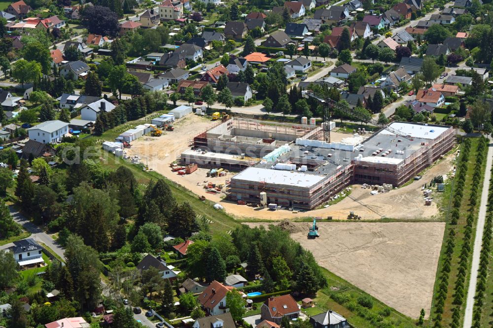 Fredersdorf-Vogelsdorf from the bird's eye view: New construction site of the school building on Landstrasse - Lenbachstrasse - Richard-Jaensch-Strasse in Fredersdorf-Vogelsdorf in the state Brandenburg, Germany