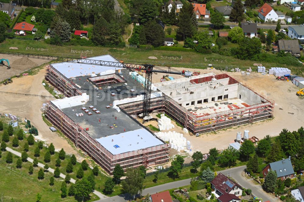 Aerial image Fredersdorf-Vogelsdorf - New construction site of the school building on Landstrasse - Lenbachstrasse - Richard-Jaensch-Strasse in Fredersdorf-Vogelsdorf in the state Brandenburg, Germany