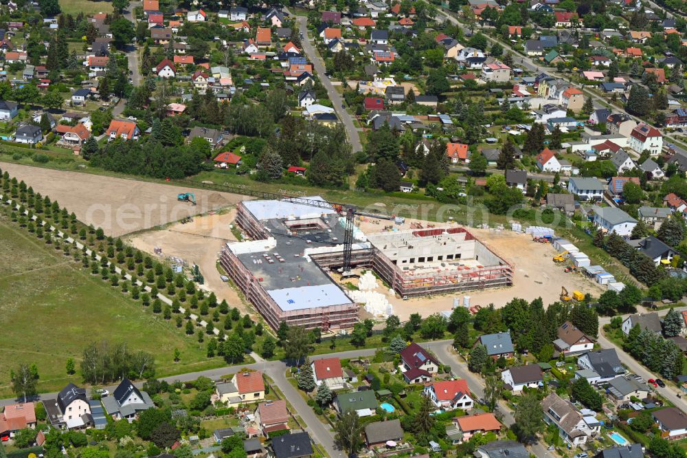 Aerial photograph Fredersdorf-Vogelsdorf - New construction site of the school building on Landstrasse - Lenbachstrasse - Richard-Jaensch-Strasse in Fredersdorf-Vogelsdorf in the state Brandenburg, Germany