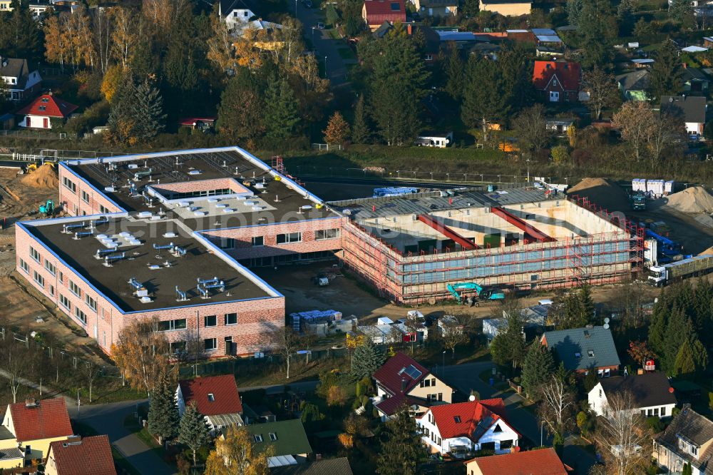 Fredersdorf-Vogelsdorf from the bird's eye view: New construction site of the school building on Landstrasse - Lenbachstrasse - Richard-Jaensch-Strasse in Fredersdorf-Vogelsdorf in the state Brandenburg, Germany