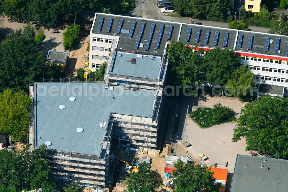 Aerial image Berlin - New construction site of the school building with extension and sports hall of Lew-Tolstoi-Schule on Roemerweg in the district Karlshorst in Berlin, Germany
