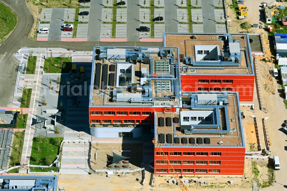 Altlandsberg from the bird's eye view: New construction site of the school building Neuer Schulcampus on street Fredersdorfer Chaussee in Altlandsberg in the state Brandenburg, Germany