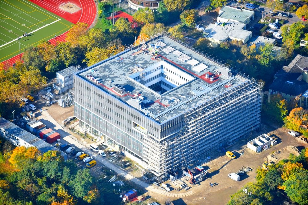 Berlin from above - Building site to the new building of the School building of the upper stage centre Lise Meitner on the campus ivy way in Berlin, Germany. There originates according to the draught of the Numrich Albrecht Klumpp society of Architekten mbH. Developer is the senate management for urban development and environment Berlin