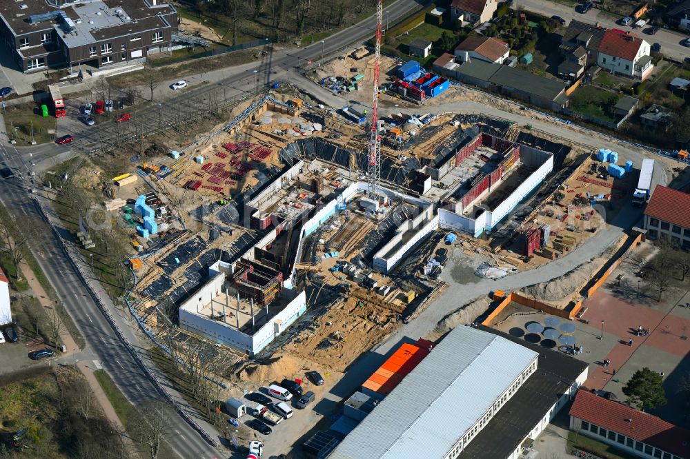 Aerial photograph Bernau - New construction site of the school building Schule on Kirschgarten on street Ladeburger Chaussee in Bernau in the state Brandenburg, Germany