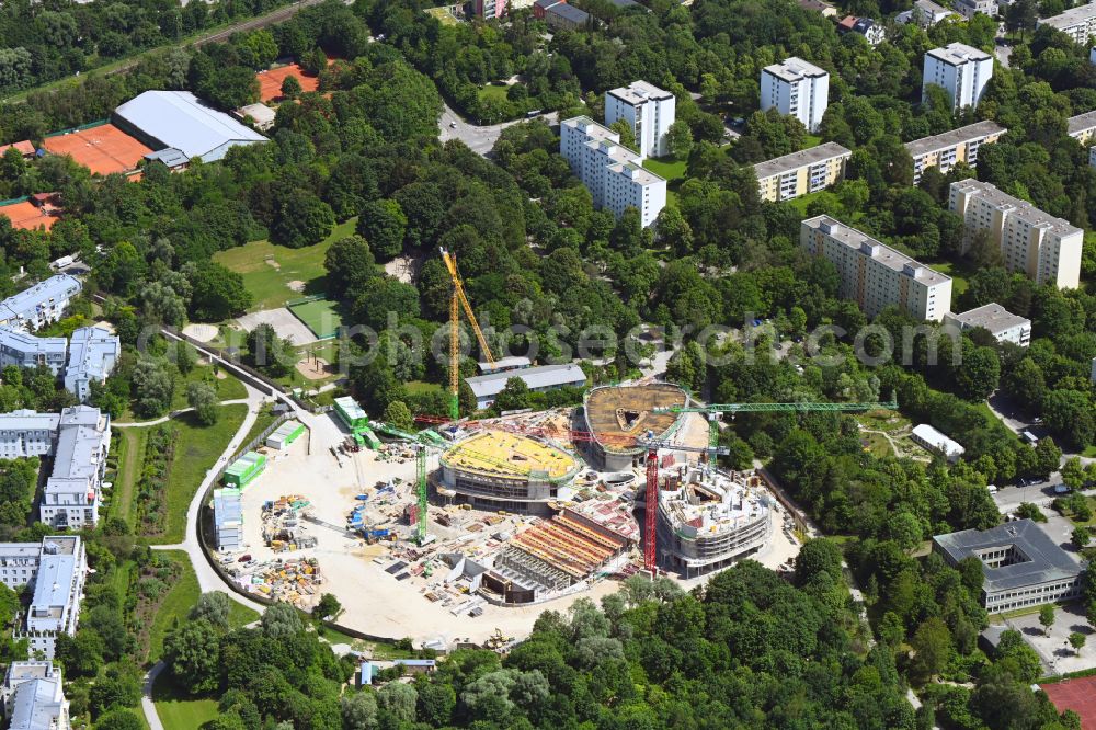 München from the bird's eye view: New construction site of the school building Staatliches Wilhelm-Hausenstein-Gymnasium on Salzsenderweg in Munich in the state Bavaria, Germany