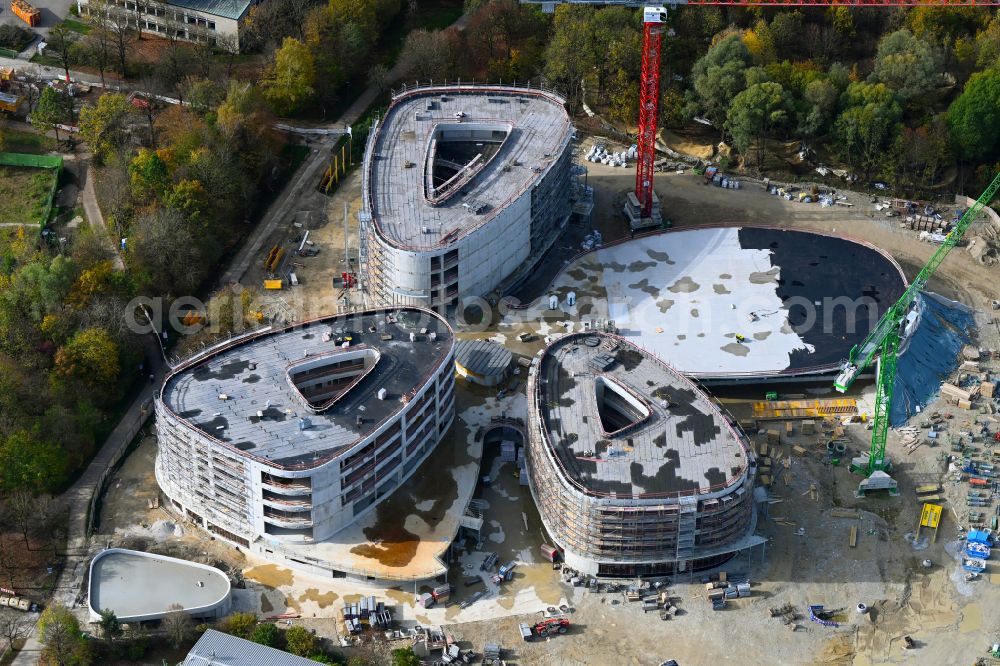 München from the bird's eye view: New construction site of the school building Staatliches Wilhelm-Hausenstein-Gymnasium on Salzsenderweg in Munich in the state Bavaria, Germany