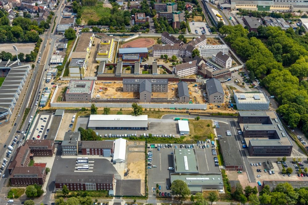 Bochum from the bird's eye view: New construction Social Therapeutic Institute on the site of prison premises and security fencing of the prison on Kruemmede in Bochum in the state North Rhine-Westphalia, Germany