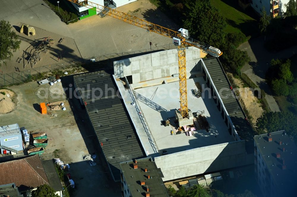 Aerial photograph Berlin - Construction site for the new sports hall of Bernd-Ryke-Grundschule on Daumstrasse in Berlin, Germany