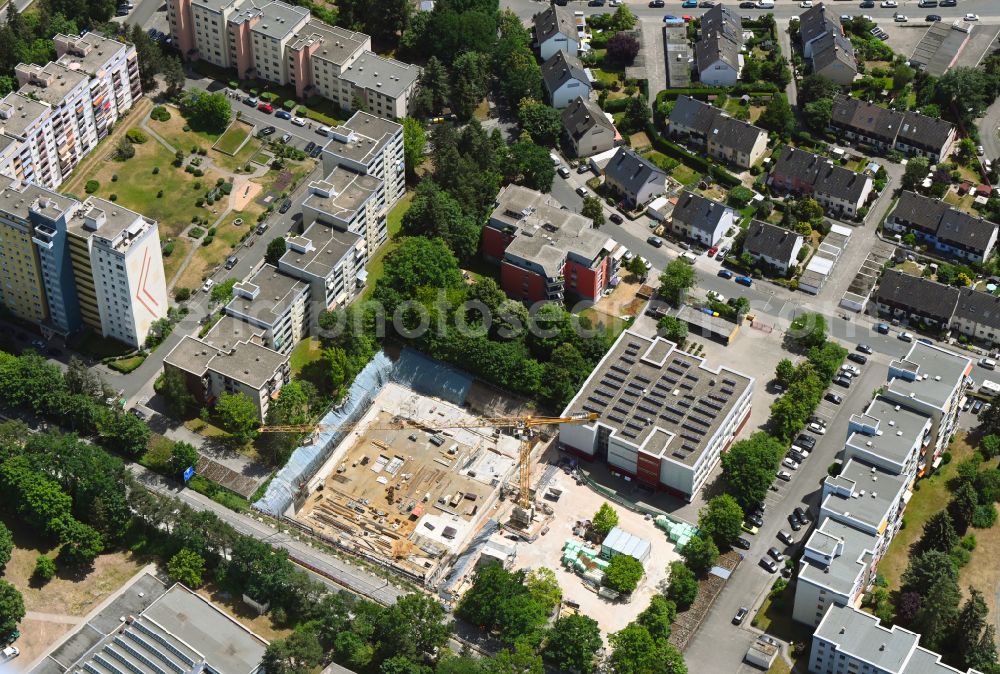 Fürth from the bird's eye view: Construction site for the new construction of the gym and sports hall Dreifachsporthalle at the Seeackerschule in Fuerth in the state Bavaria, Germany