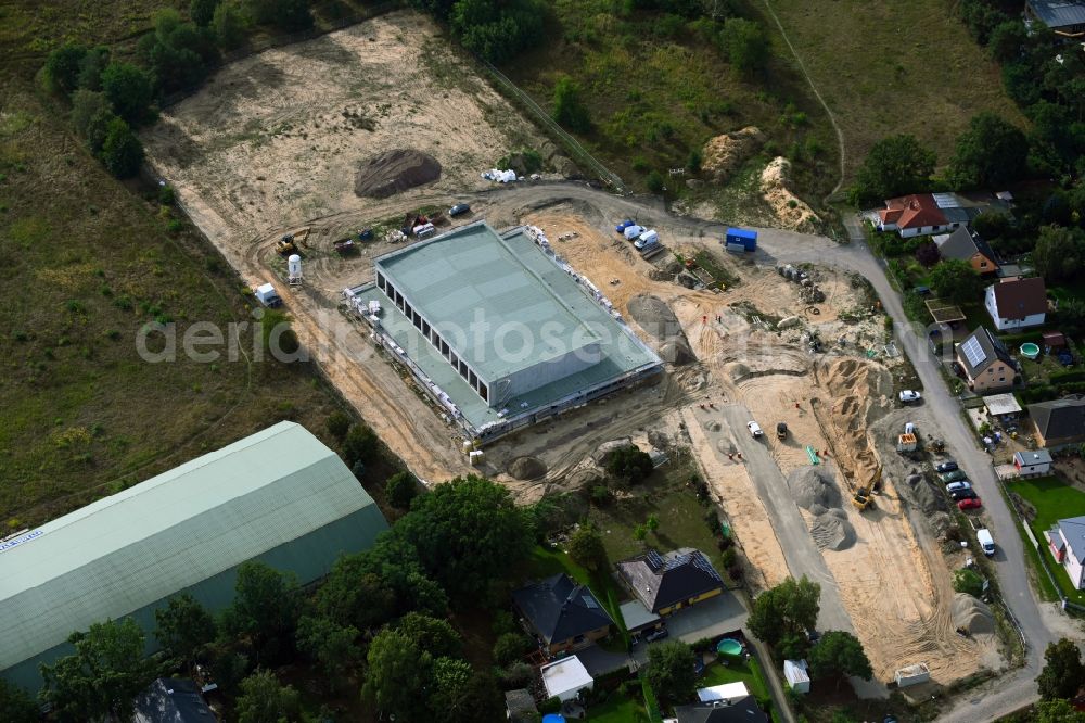 Stahnsdorf from the bird's eye view: Construction site for the new sports hall of Lindenhof-Grundschule Stahnsdorf on Schulstrasse in Stahnsdorf in the state Brandenburg, Germany