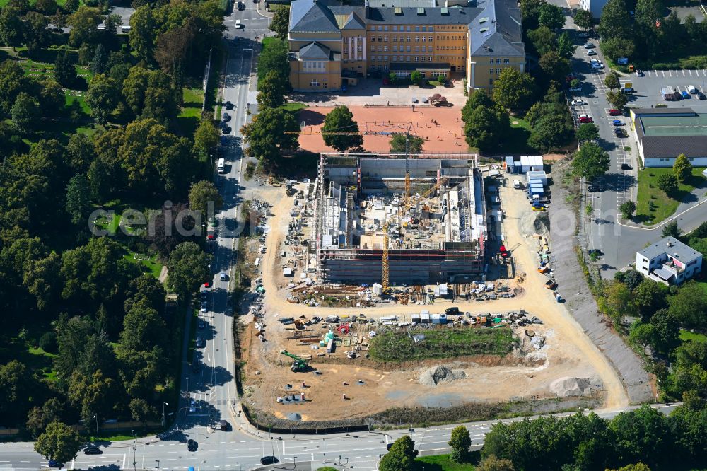 Plauen from the bird's eye view: Construction site for the new sports hall Multifunktionshalle on Plauener Lessinggymnasium on street Chamissostrasse in the district Chrieschwitz in Plauen Vogtland in the state Saxony, Germany