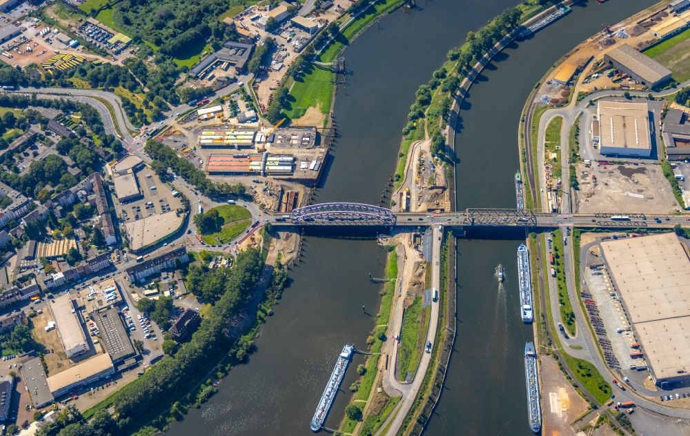 Aerial photograph Duisburg - Construction site for the new construction of the road bridge construction Karl-Lehr-Bruecke over the course of the river Ruhr Am Boert in the district of Kasslerfeld in Duisburg in the Ruhr area in the state North Rhine-Westphalia, Germany