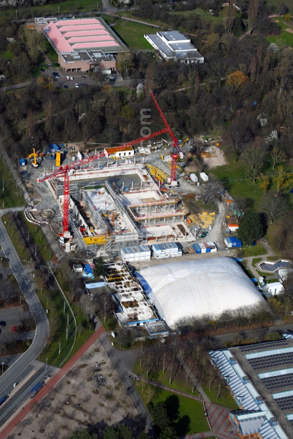 Aerial image Darmstadt - Construction for the new building of the spa and swimming pool at the swimming pool of Recreation Nordbad on Alsfelder Strasse in Darmstadt in the state Hesse, Germany