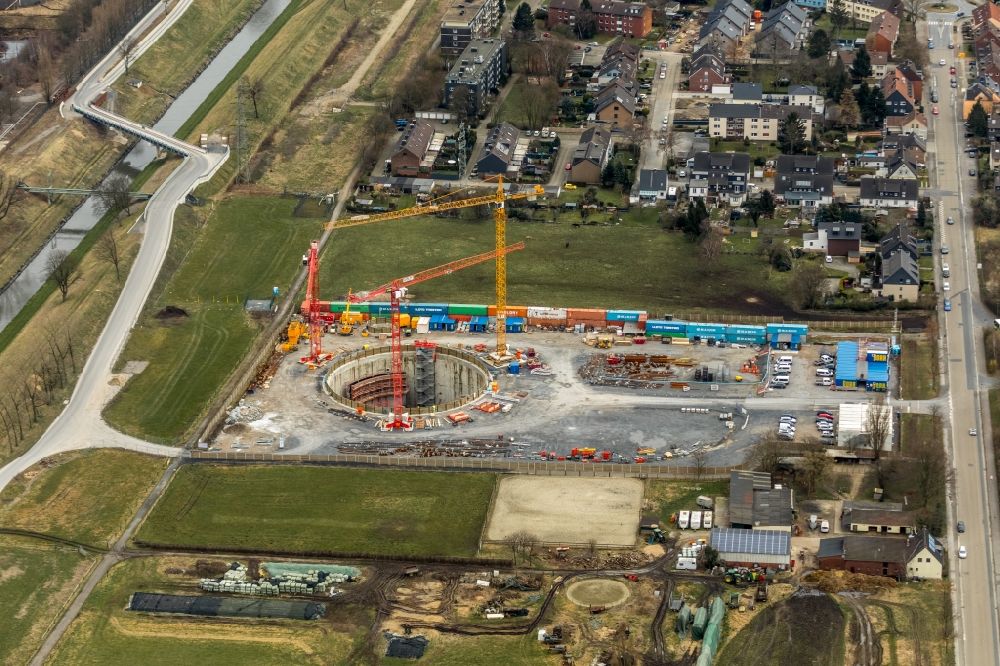 Aerial photograph Oberhausen - Construction site for the construction of a new water pumping station on the banks of the Emscher in the district Hamborn in Oberhausen in the state North Rhine-Westphalia, Germany