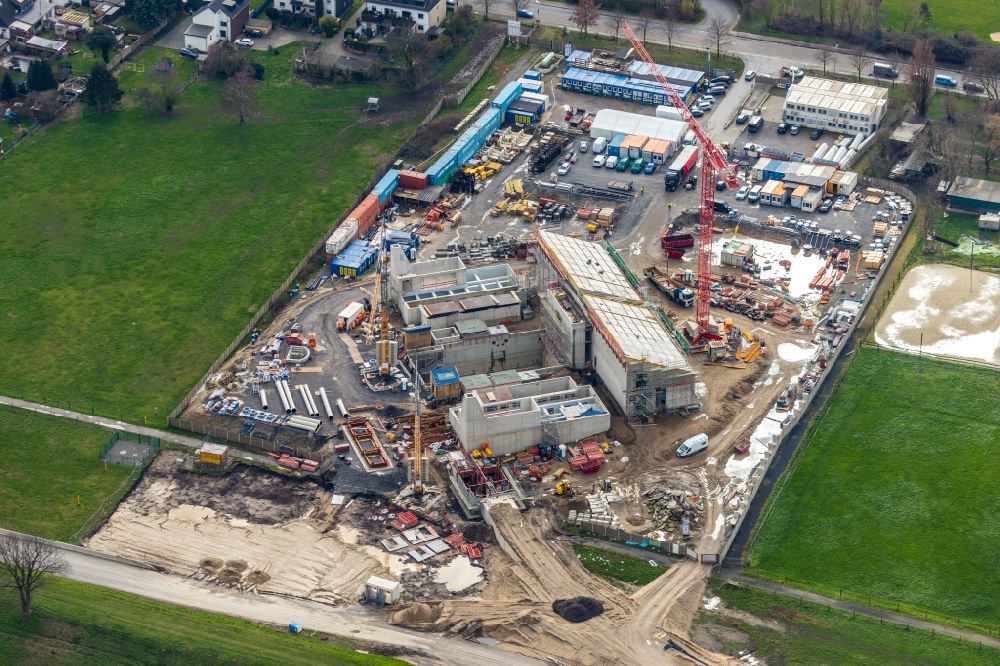 Oberhausen from the bird's eye view: Construction site for the construction of a new water pumping station on the banks of the Emscher in the district Hamborn in Oberhausen in the state North Rhine-Westphalia, Germany