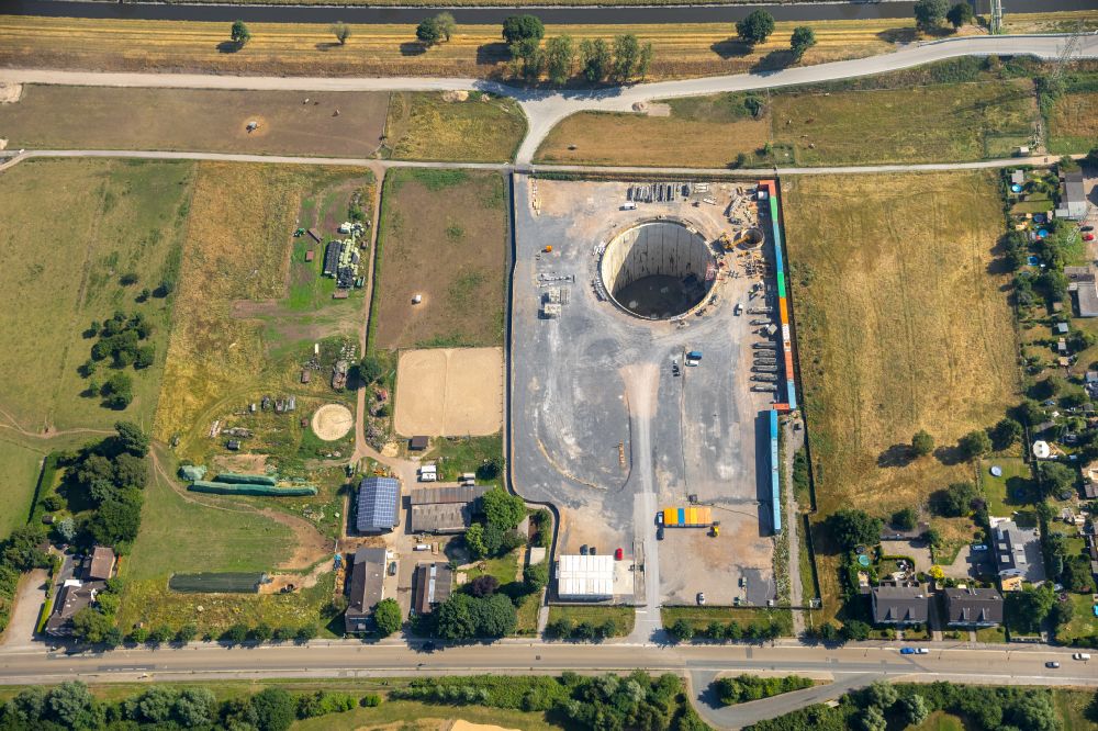 Oberhausen from the bird's eye view: Construction site for the construction of a new water pumping station on the banks of the Emscher in the district Hamborn in Oberhausen in the state North Rhine-Westphalia, Germany