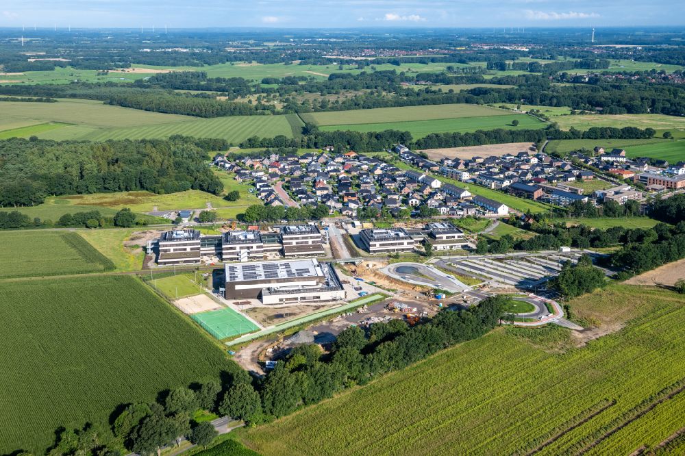 Stade from the bird's eye view: Construction site for the new building complex of the education and training center on street Stadtweg in the district Riensfoerde in Stade in the state Lower Saxony, Germany