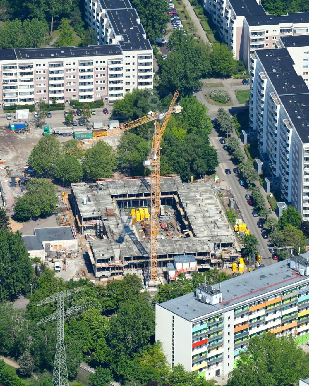 Aerial photograph Berlin - Construction site for the new residential and commercial building on Muehlengrund between Ruedickenstrasse, Rotkonp and Matenzeile in the district Hohenschoenhausen in Berlin, Germany