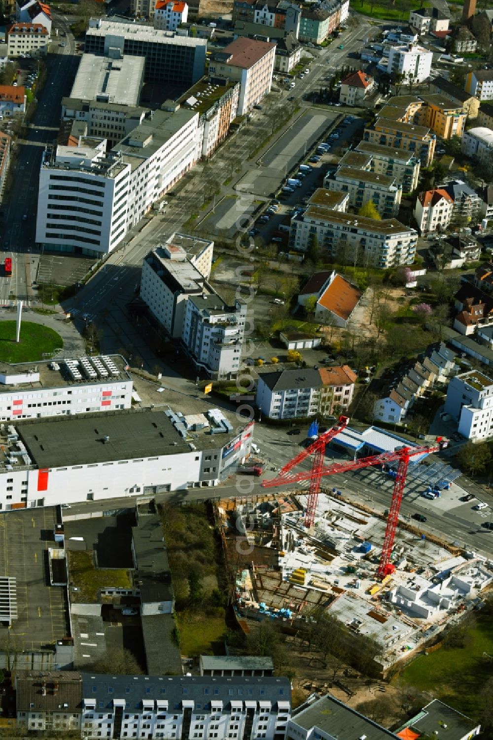 Hanau from the bird's eye view: Construction site for the new residential and commercial building Wallgarten on Wallweg in the district Steinheim in Hanau in the state Hesse, Germany