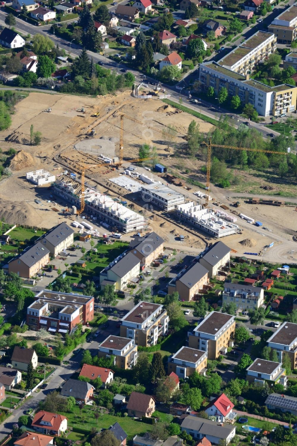 Berlin from above - Construction site to build a new residential complex on Wegedornstrasse in the Altglienicke part of the district of Treptow-Koepenick in Berlin in Germany. The project consists of single family homes and semi-detached houses. It is being run by NCC AB