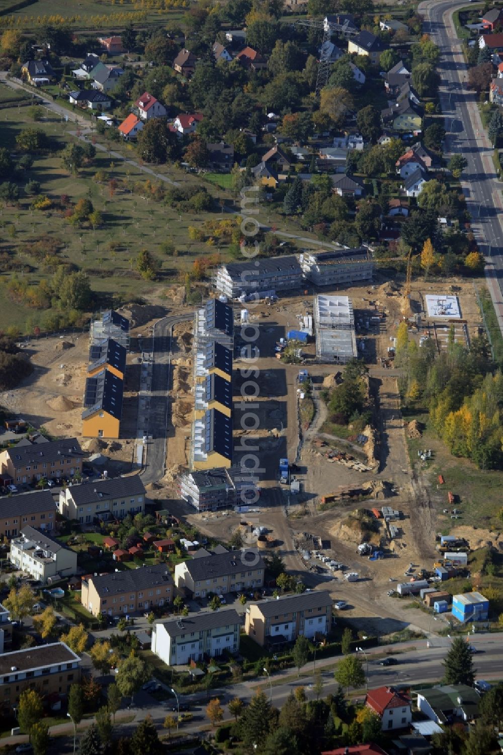 Berlin from above - Construction site to build a new residential complex on Wegedornstrasse in the Altglienicke part of the district of Treptow-Koepenick in Berlin in Germany. The project consists of single family homes and semi-detached houses. It is being run by NCC AB