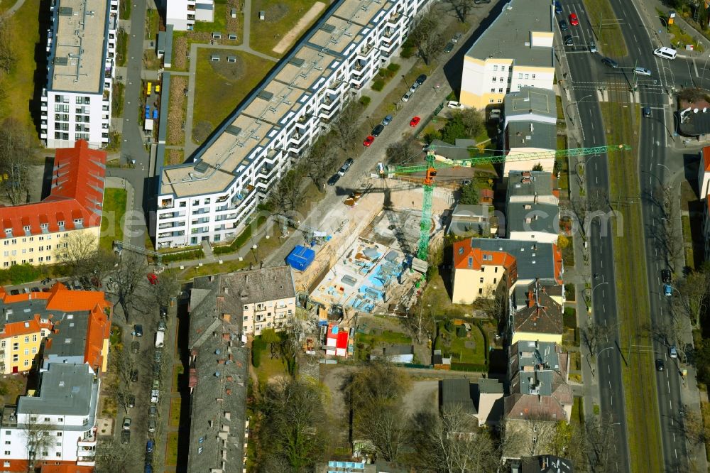 Berlin from the bird's eye view: Construction site for the multi-family residential building of the project KARL IM GLUeCK on Hoenower Strasse in the district Karlshorst in Berlin, Germany
