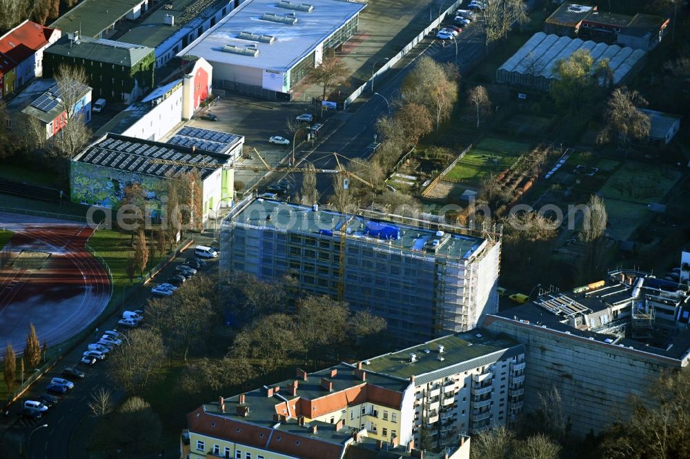 Berlin from the bird's eye view: Construction site for the multi-family residential building of Bauvorhabens Bosse & Spree on Bossestrasse - Persiusstrasse in the district Friedrichshain in Berlin, Germany