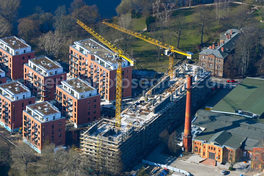 Aerial photograph Berlin - Construction site for the construction of a new multi-family residential building on Eiswerderstrasse on the island of Eiswerder in the Spandau Hakenfelde district in Berlin, Germany