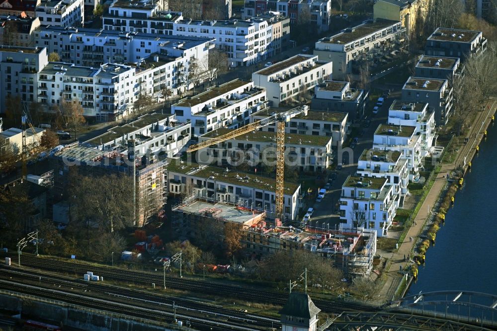 Berlin from the bird's eye view: Construction site for the multi-family residential building on Dora-Benjonin-Park and of Spree in the district Friedrichshain in Berlin, Germany