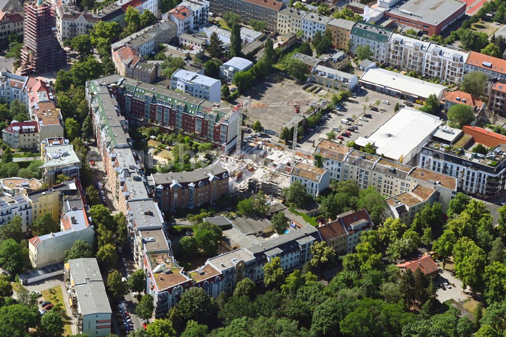 Berlin from above - Construction site for the multi-family residential building with Eigentumswohnungen, Townhouses and Penthouse-Wohnungen on street Pistoriusstrasse in the district Weissensee in Berlin, Germany