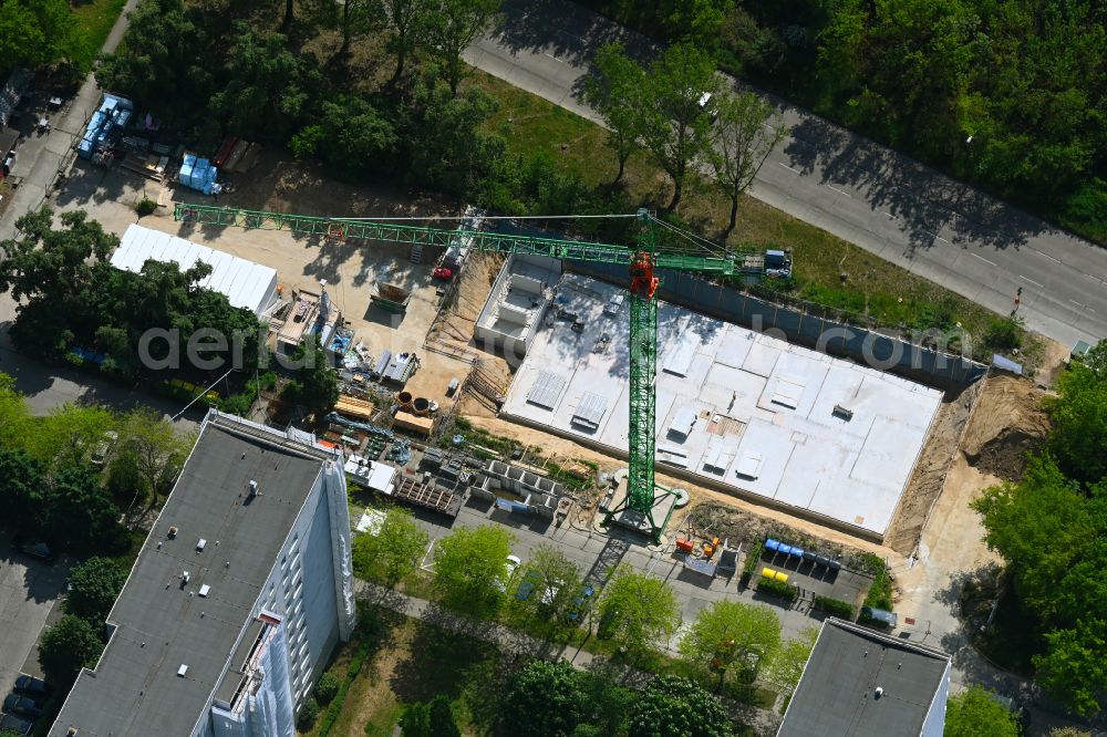 Berlin from the bird's eye view: Construction site for the multi-family residential building einem ehemaligen Parkplatz between Rabensteiner and Kemberger Strasse in the district Marzahn in Berlin, Germany