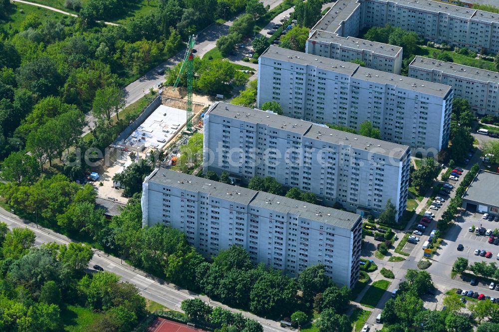 Berlin from the bird's eye view: Construction site for the multi-family residential building einem ehemaligen Parkplatz between Rabensteiner and Kemberger Strasse in the district Marzahn in Berlin, Germany