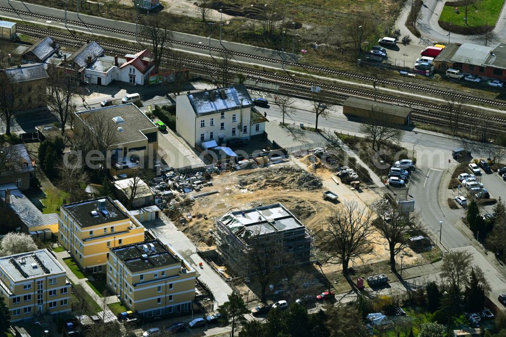 Berlin from the bird's eye view: Construction site for the multi-family residential building on Gutenbergstrasse - Hertwigswalder Steig in the district Kaulsdorf in Berlin, Germany