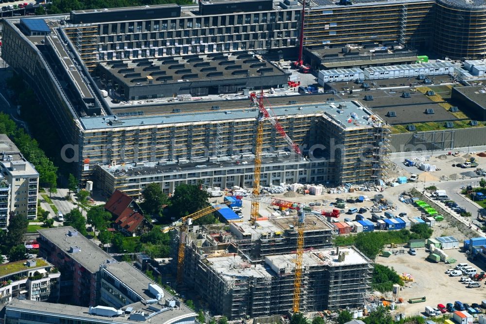 München from the bird's eye view: Construction site for the multi-family residential building Hanauer Strasse - Richthofenstrasse in the district Moosach in Munich in the state Bavaria, Germany