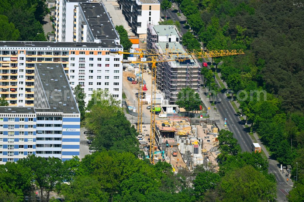 Aerial photograph Berlin - Construction site for the multi-family residential building in wood hybrid construction on street Pablo-Neruda-Strasse - Salvador-Allende- Strasse in the district Koepenick in Berlin, Germany