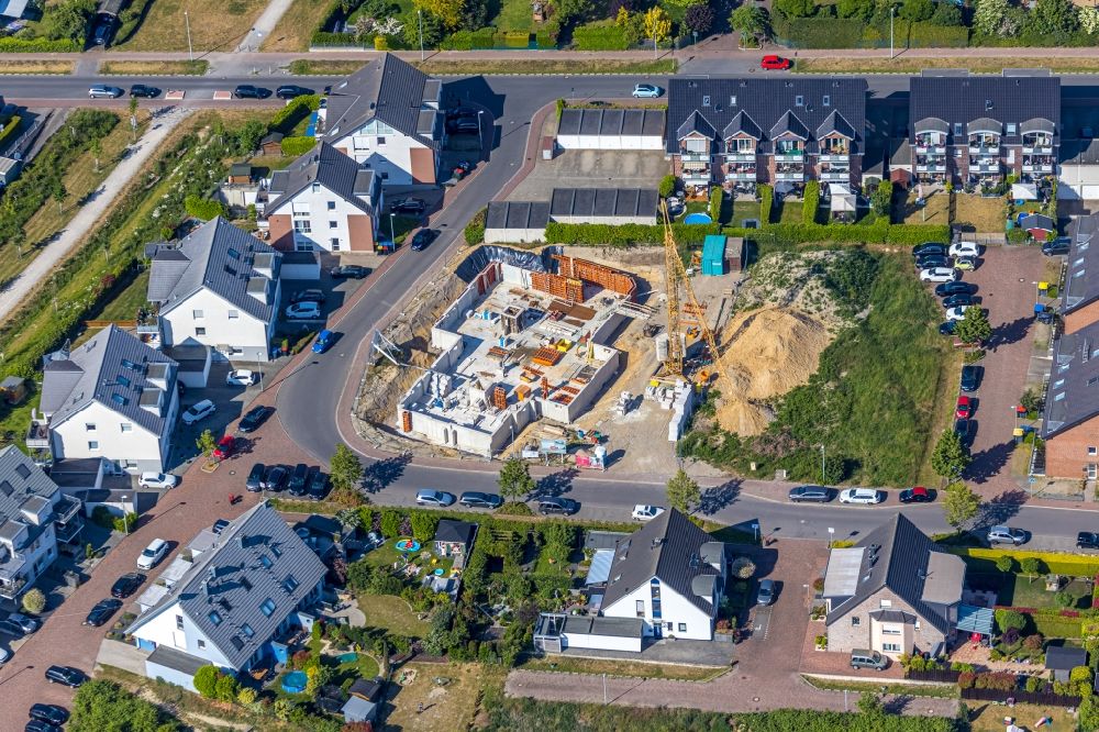 Aerial photograph Dinslaken - Construction site for the multi-family residential building on Holzweg in Dinslaken in the state North Rhine-Westphalia, Germany