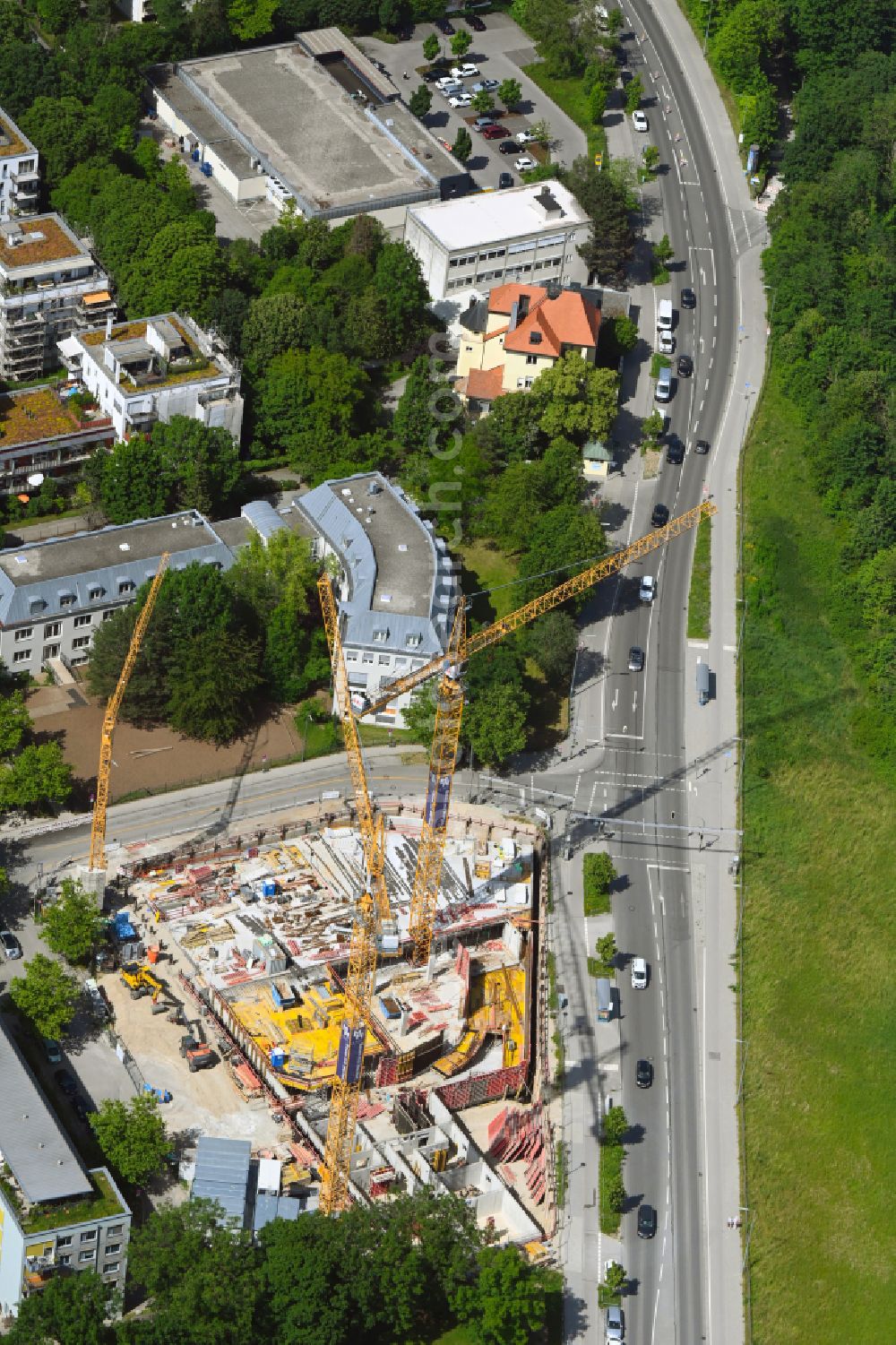 Aerial photograph München - Construction site for the multi-family residential building Isarleiten with rental and serviced apartments on street Wolfratshauser Strasse - Neunkirchner Strasse in Munich in the state Bavaria, Germany